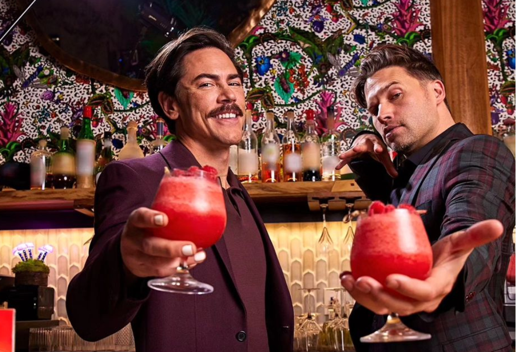Read more about the article ‘Vanderpump Rules’ Stars Tom Sandoval and Tom Schwartz Jump Behind The Bar For Fans At TomTom Post #Scandoval