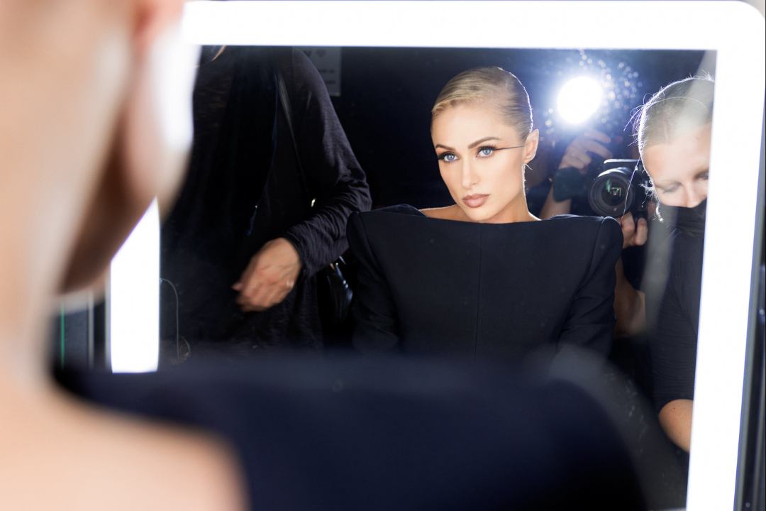 Read more about the article That’s Treś Hot: Paris Hilton Walks for Mugler During Paris Fashion Week