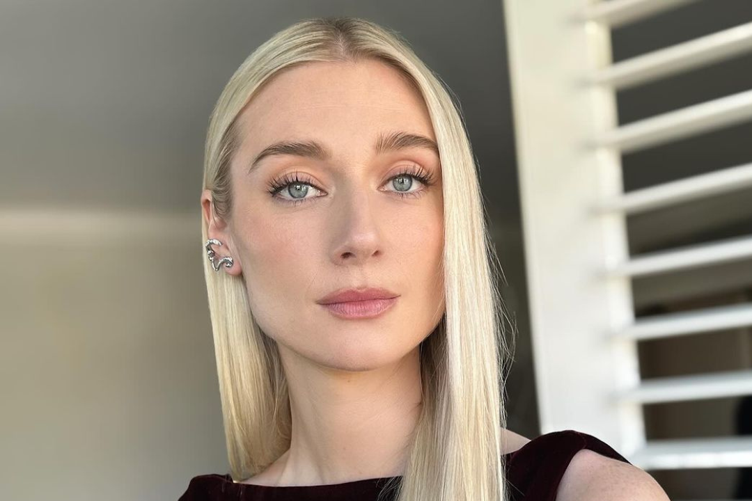 Read more about the article Beauty Breakdown: How To Get Elizabeth Debicki’s Perfectly Straight Hairstyle Look From The Emmys