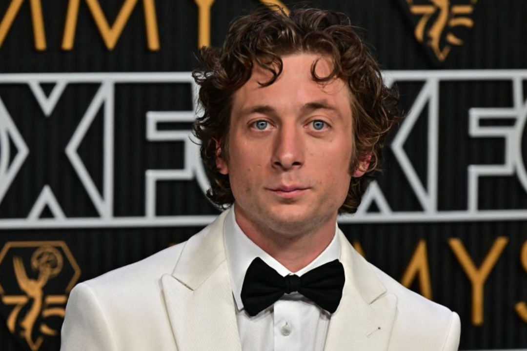 Read more about the article How Jeremy Allen White’s Groomer Prepped His Skin For The Emmys