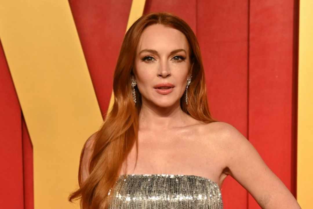 Read more about the article Beauty Breakdown: Lindsay Lohan Flaunts Elegant Waves At Her First Vanity Fair Oscars Party Since 2006