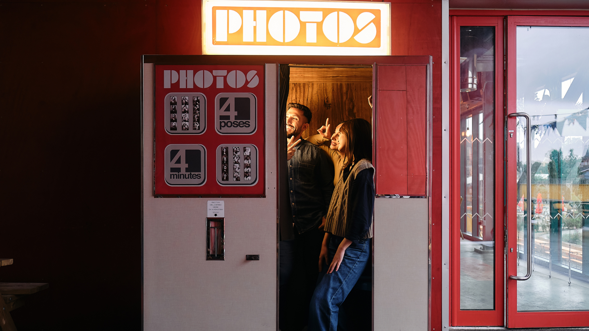 Read more about the article 10 LA Bars Where Photobooths Steal the Spotlight