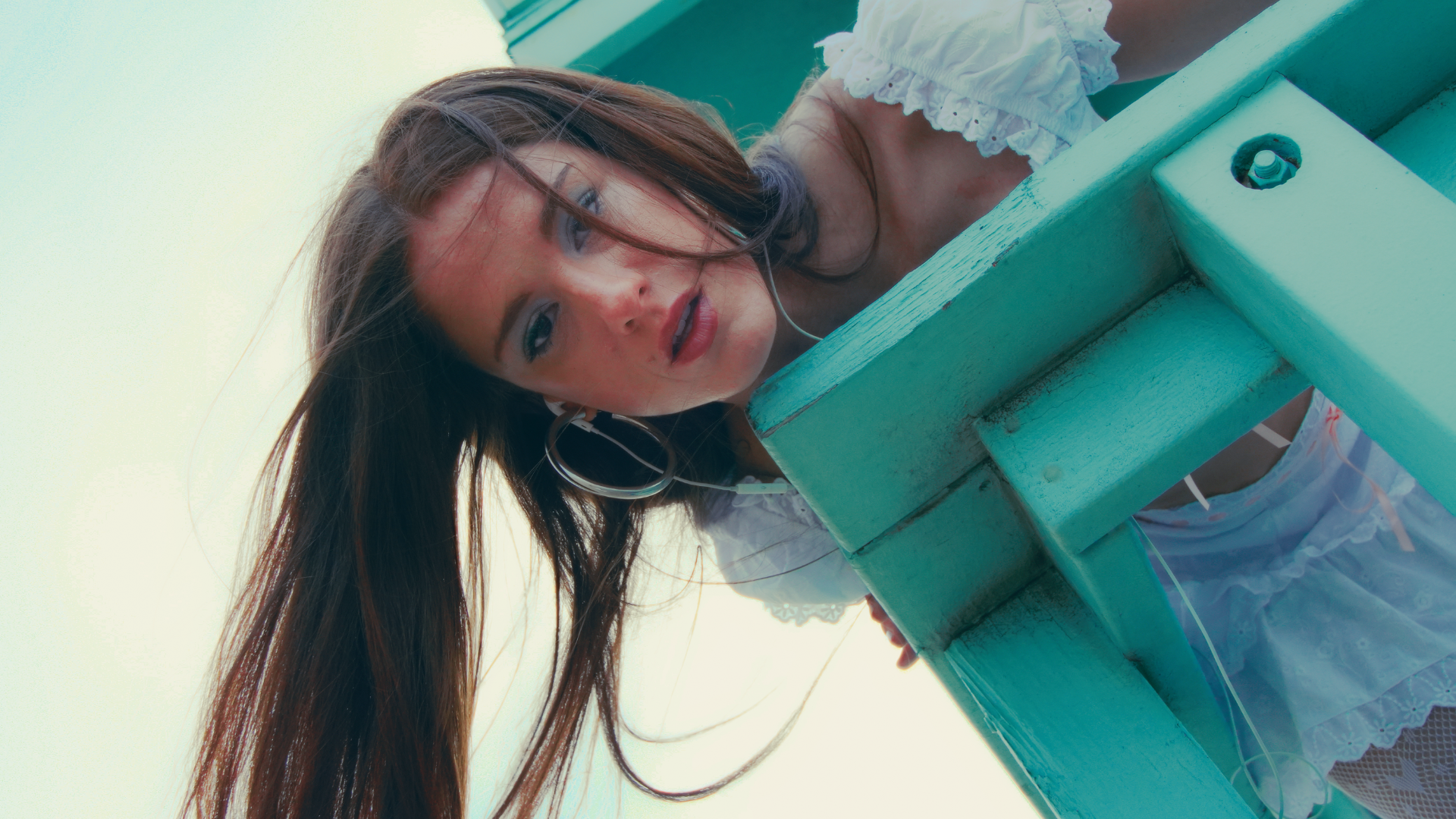 Read more about the article Ella Collier’s “I DON’T DO DRUGS” Is the Nightclub Anthem Nobody Saw Coming