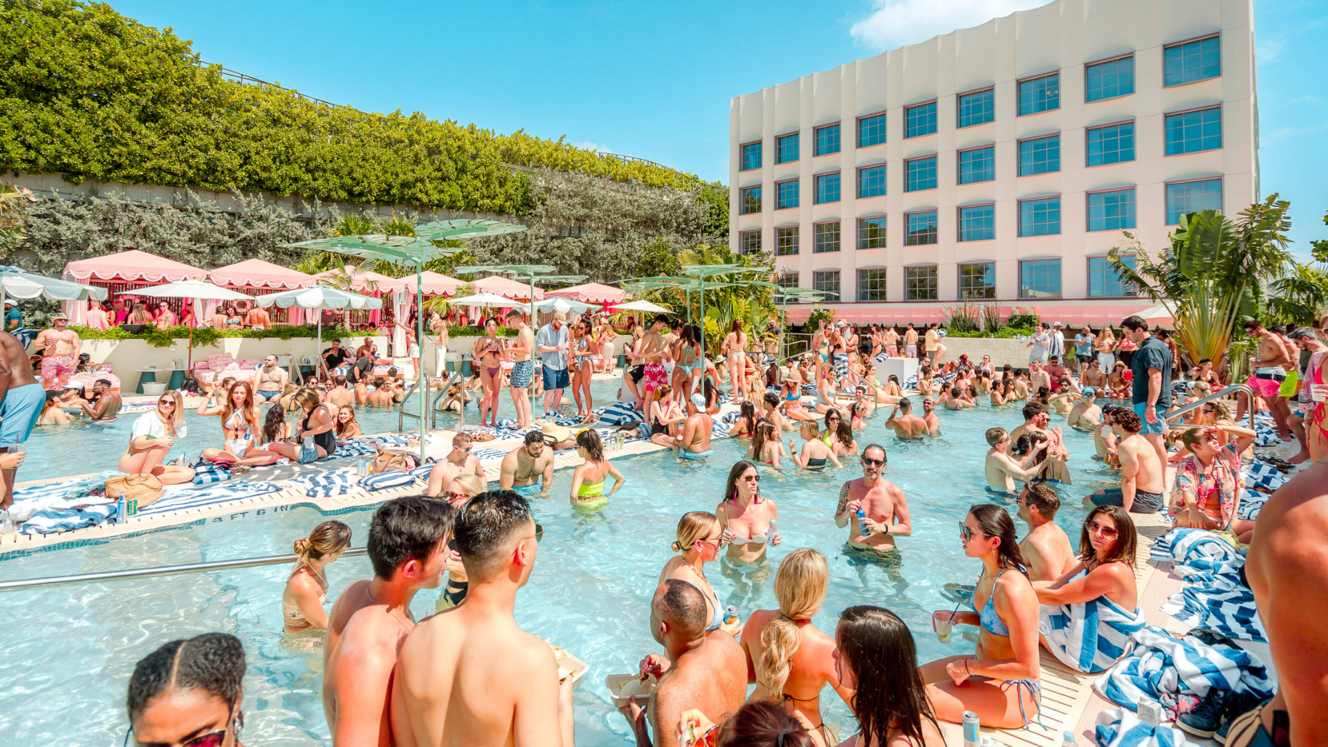 Read more about the article Miami’s Best Hotel Pools with Bars for Day Drinking, Sun, and Skyline Scenes